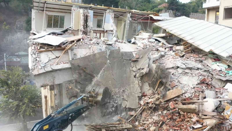 Bursa’nın tarihini gölgeleyen binaların yıkımı drone ile görüntülendi