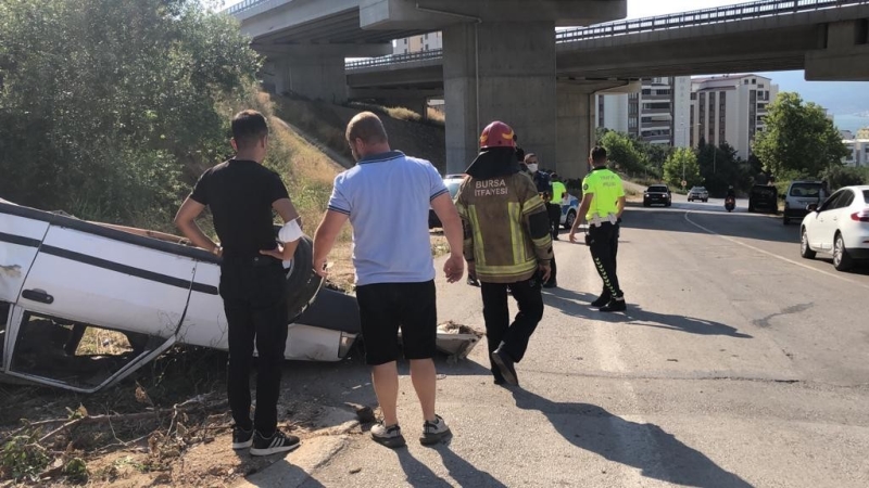 Bursa’da tekerleği kopan araç takla attı: 2 yaralı
