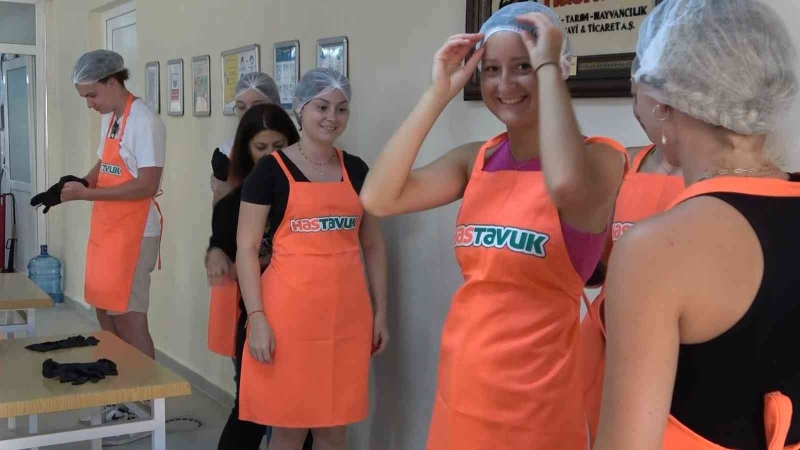 Yabancı öğrenciler Türk Mutfağı’nda mantı yapmayı öğrendi
