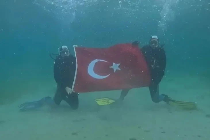 Bursa’da öğretmenler su altında Türk bayrağı açtı