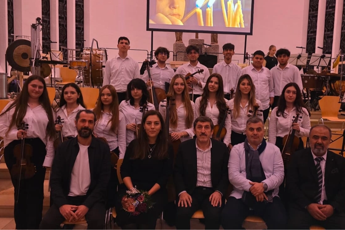 Bursa Zeki Müren Lisesi öğrencileri Avrupa’da sahneyi büyüledi