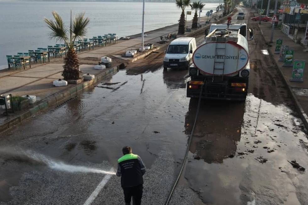 Bursa Gemlik’te temizlik ve güvenlik için aralıksız çalışma